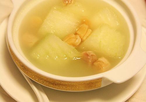 夏天喝什么可以消水肿（喝什么能消水肿）