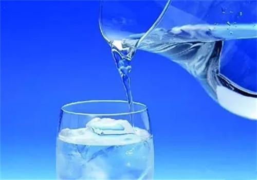 夏天出汗多吃什么好（夏天出汗多吃什么好男）