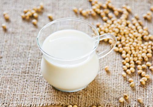 隔夜豆浆能喝吗（冰箱里的隔夜豆浆能喝吗）