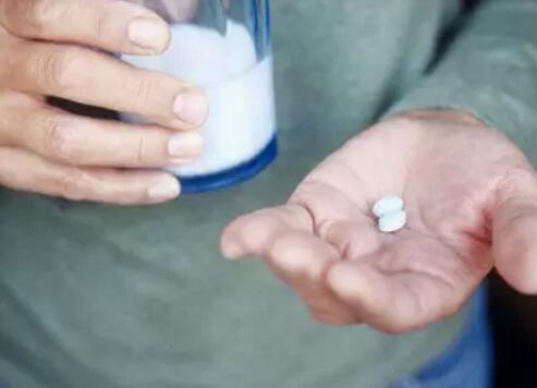 药和牛奶可以一起吃吗 高血压药和牛奶可以一起吃吗