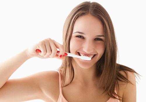 早上刷牙呕吐是怎么回事（早上刷牙就呕吐是怎么回事）