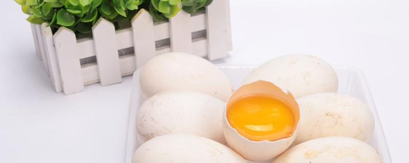 煮熟的鹅蛋清发黑怎么回事 鹅蛋煮熟后蛋清发黑能吃吗
