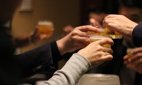 喝酒吐的时候有鼻血怎么回事 喝完酒吐的时候流鼻血是怎么回事