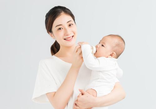 新生儿打嗝能喝水吗（新生儿打嗝能喝水不）