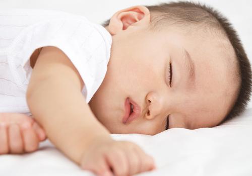 宝宝出生两天不睁眼（宝宝出生两天不睁眼吃了就睡）