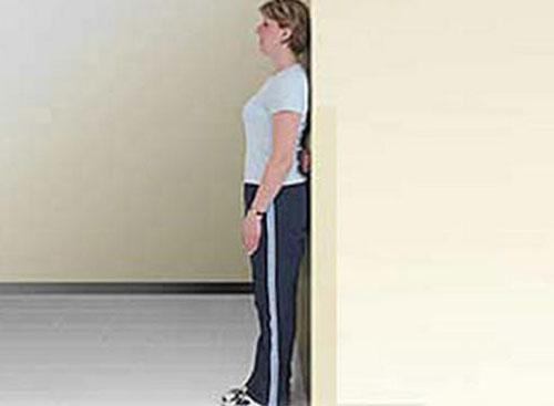 靠墙站立的好处 靠墙站立的好处功效与作用图片