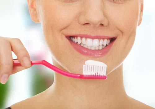 刷牙前含醋会使牙齿变白吗（刷牙前含一口醋牙齿会变白吗）