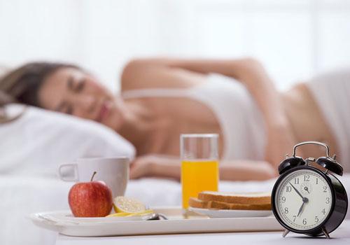 睡觉时身体突然抖一下的原因（睡觉时身体突然抖一下的原因吓醒）