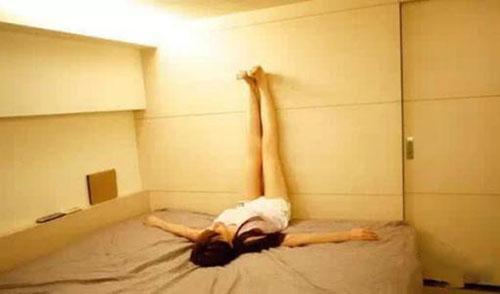 腿朝上靠墙有什么好处 腿向上靠墙有什么好处和坏处