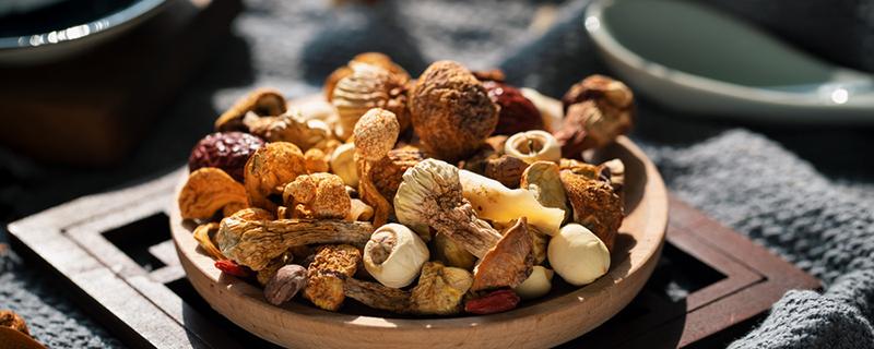 蘑菇有毒怎么辨别（蘑菇有毒怎么辨别好坏）