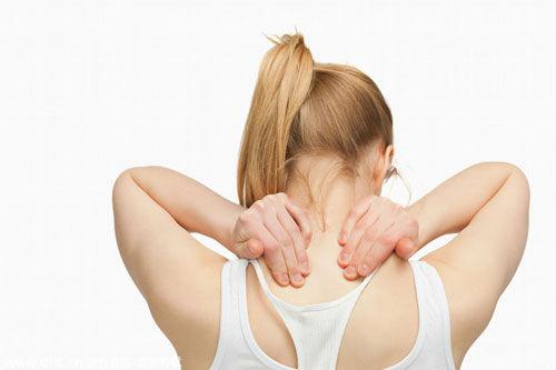 背部疼痛是什么原因引起的 背部疼痛是什么原因引起的 女人右边