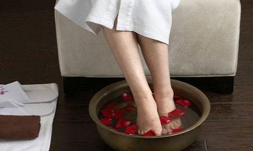 用什么泡脚可以美白（热水泡脚可以美白吗）