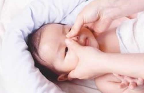小孩流鼻涕打喷嚏怎么办（夏天小孩流鼻涕打喷嚏怎么办）
