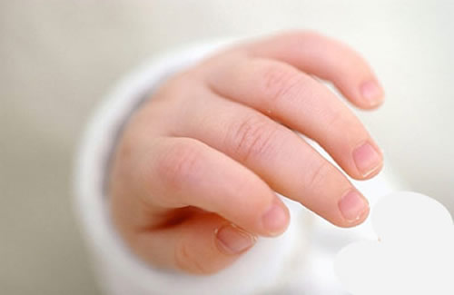 惊讶 小小的指甲竟可以看出宝宝的健康状态