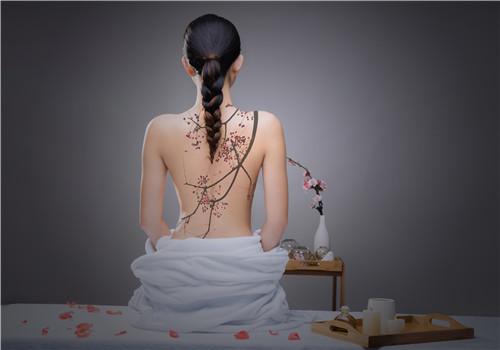 纹身可以贴创口贴吗 纹身怕被发现可以贴创可贴吗