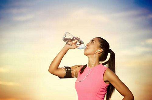 运动完喝盐水好吗 运动完喝盐水好吗,运动后喝淡盐水的