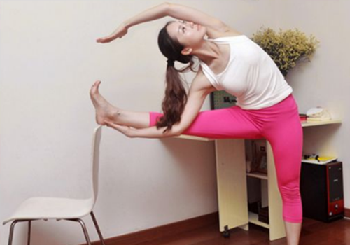 办公室可以练瑜伽瘦腿吗(练瑜伽可以瘦大腿吗)