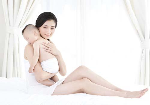 刚出生的宝宝一个月长几斤正常（刚出生的宝宝一个月长几斤正常嘛）