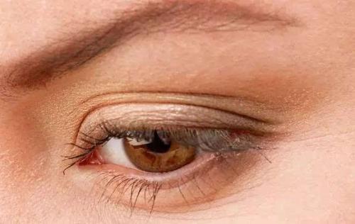 眼皮肿怎么办 早上起来眼皮肿怎么办