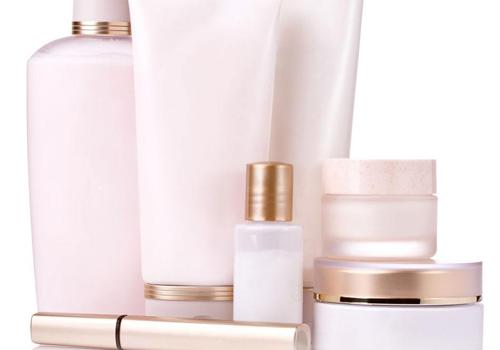 化妆品引起的皮肤过敏有哪些（化妆品引起的皮肤过敏有哪些表现）