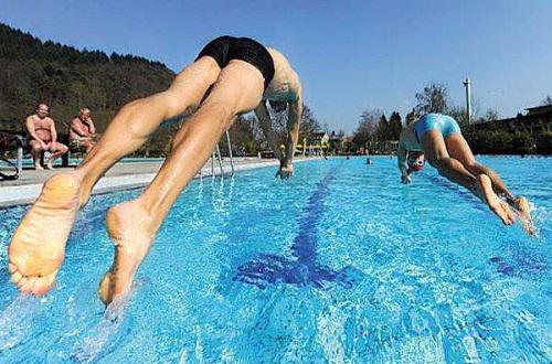 游泳时头晕是怎么回事（游泳的时候头晕是怎么回事）