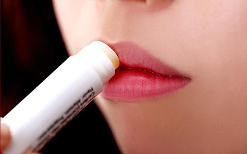 坐月子嘴唇干裂怎么办 坐月子嘴唇干裂怎么回事