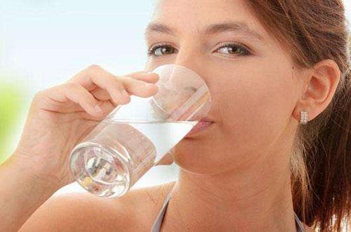 漱口放食盐有什么好处（经常用食用盐漱口好不好）