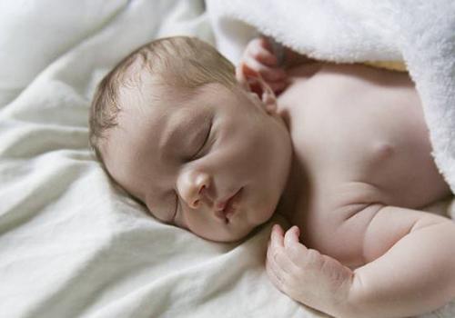 夏天新生儿能开空调睡觉吗 新生儿可以开空调睡觉吗