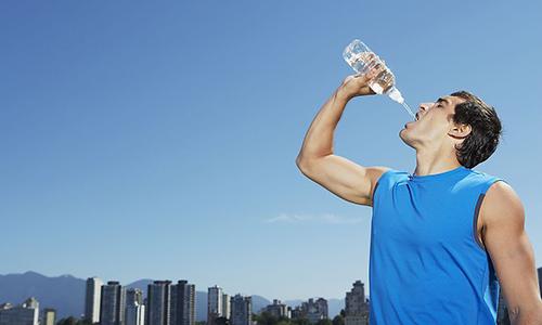 跑完步不能喝水吗（跑完步不能喝水?）