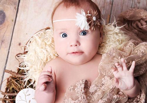 新生儿吐奶流到耳朵里怎么办(婴儿吐奶流到耳朵)