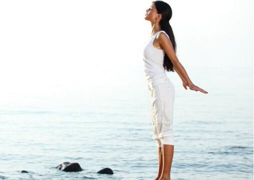 早上空腹练瑜伽好吗（早上空腹可以做瑜伽吗）