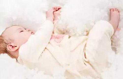 宝宝为什么喜欢踢被子(孩子为什么喜欢踢被子)