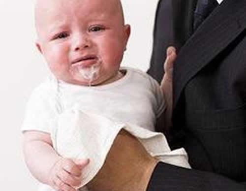 新生儿呕吐怎么办 新生儿呕吐是怎么回事