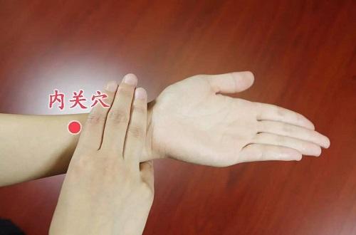 按摩内关的作用与好处(按揉内关的好处)