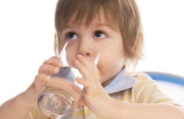 孩子一天喝多少水正常 小宝宝一天喝多少水正常