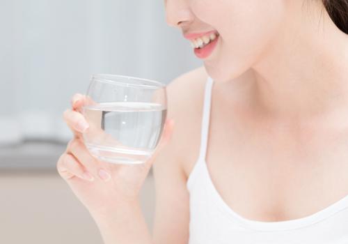 原来喝冰水肚子变大（喝冰水小腹变大）