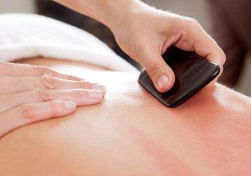 刮痧板的使用方法和注意事项（刮痧板正确的使用方法）