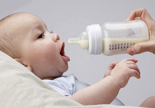 宝宝吐奶是不是吃太饱了（宝宝吐奶是不是吃太饱了引起的）