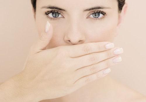 早上起床后口臭怎么回事（早上起床后口臭是怎么回事）