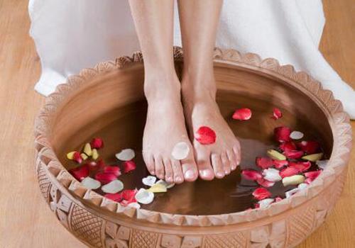 女性月经期能泡脚吗（女性月经期能泡脚吗 需牢记5大经期禁忌）