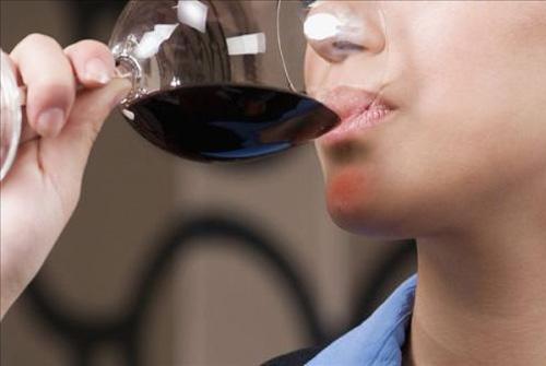 喝醉了全身发抖怎么办（喝醉酒全身发抖怎么回事）