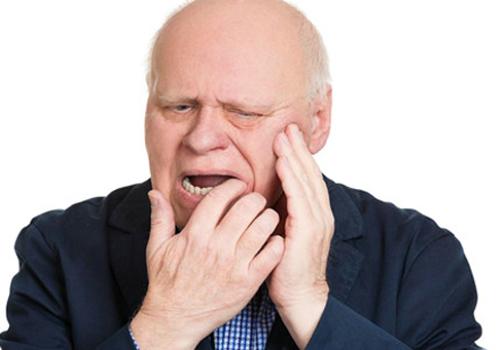 嘴巴里面起白泡怎么办 嘴巴里面起白泡怎么办吃什么药