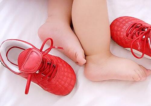 宝宝什么时候开始穿鞋 宝宝什么时候开始穿鞋子