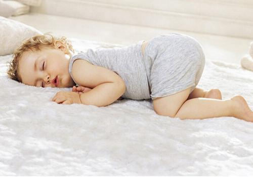 宝宝睡觉要注意的问题 怎么训练宝宝好好睡觉
