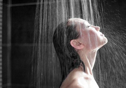 冬天洗澡水温度多少合适 冬天洗澡水温多少度比较合适