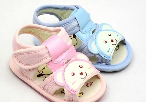 宝宝凉鞋怎么选,夏天千万别再给孩子穿这3种凉鞋!