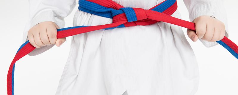 跆拳道为什么要光着脚（跆拳道为什么要光着脚打）