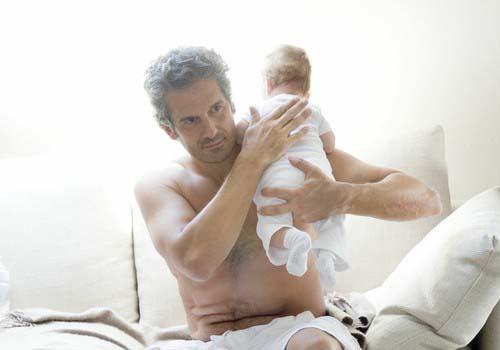 新生儿打嗝怎么拍嗝（新生儿打嗝怎么拍嗝视频）