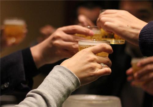 哺乳期可以喝菠萝啤吗（哺乳期可以喝菠萝啤吗宝宝五个月）