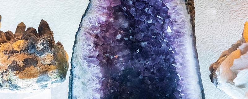 紫朱砂的功效与作用 紫朱砂的功效与作用佩戴紫朱砂真假